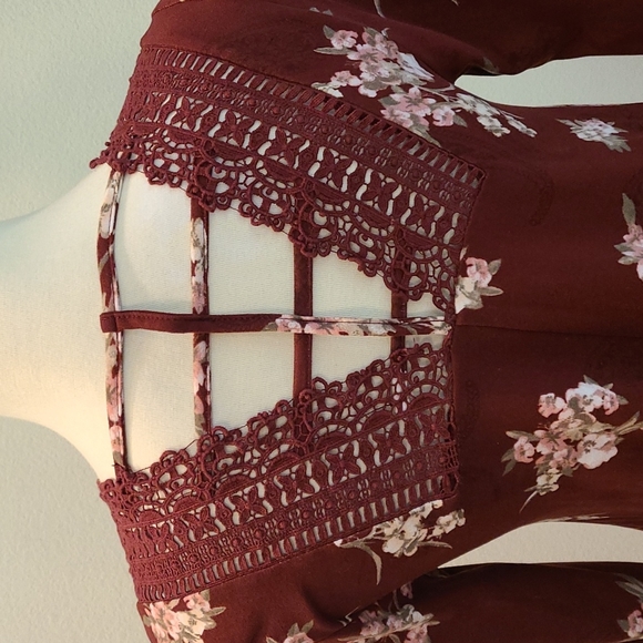 36. HP! Daytrip by Buckle floral blouse, back crochet inset, handkerchief hem - Picture 8 of 16